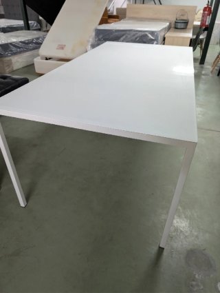 Mesa de comedor moderna blanca