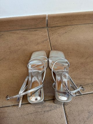 Tacones plateados