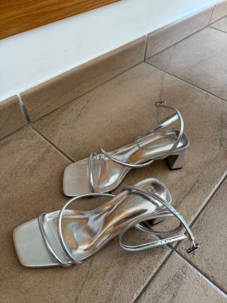Tacones plateados