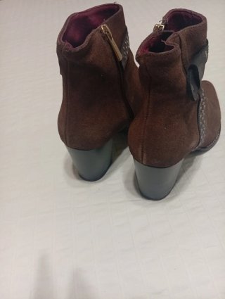 Botines de ante marrón con tachuelas