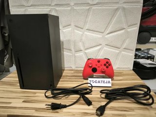Consola Xbox Series X + Mando Rojo