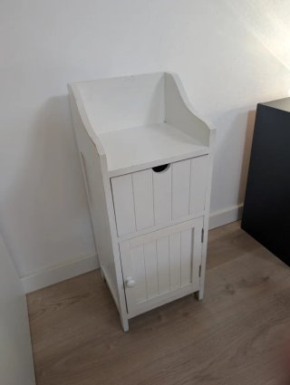 Mesita de noche blanca de madera