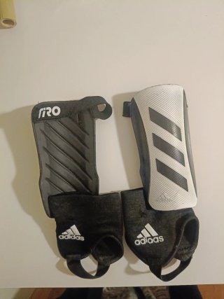 Espinilleras Adidas Negras y Blancas