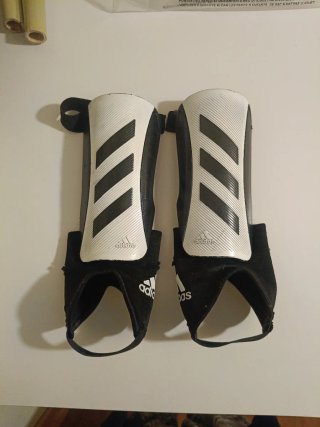Espinilleras Adidas Negras y Blancas