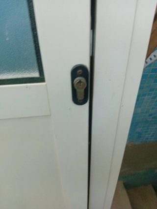 Puerta aluminio 90x210 cm y puerta hierro