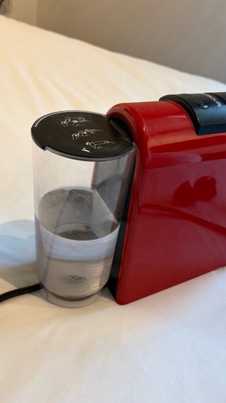 Macchina Caffè Nespresso Essenza Mini Rossa