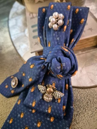 Corbata joya azul con abejas y perlas