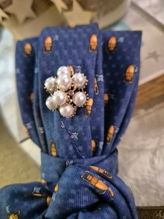Corbata joya azul con abejas y perlas