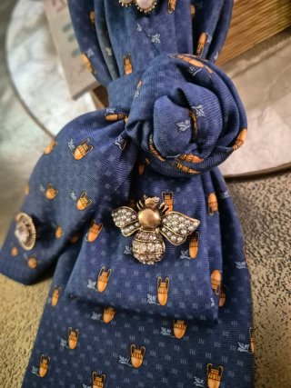 Corbata joya azul con abejas y perlas