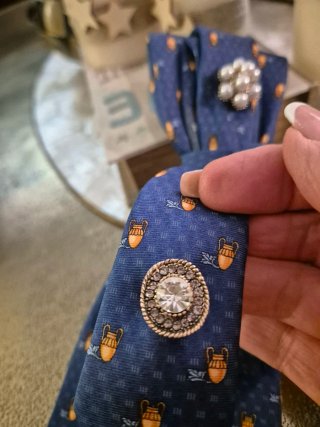 Corbata joya azul con abejas y perlas