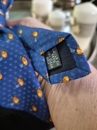 Corbata joya azul con abejas y perlas