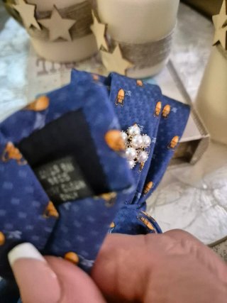 Corbata joya azul con abejas y perlas