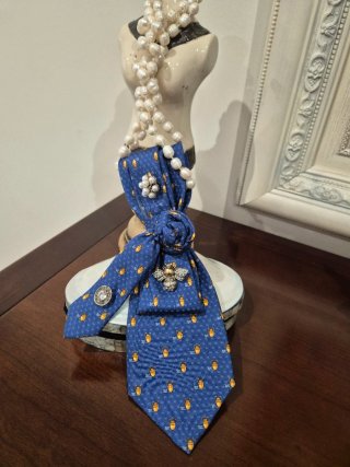 Corbata joya azul con abejas y perlas