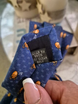 Corbata joya azul con abejas y perlas