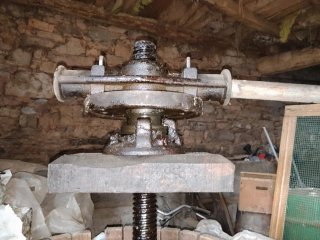 Prensa de vino de madera y husillo
