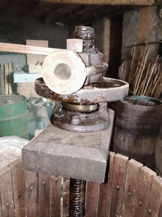 Prensa de vino de madera y husillo