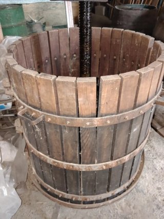 Prensa de vino de madera y husillo