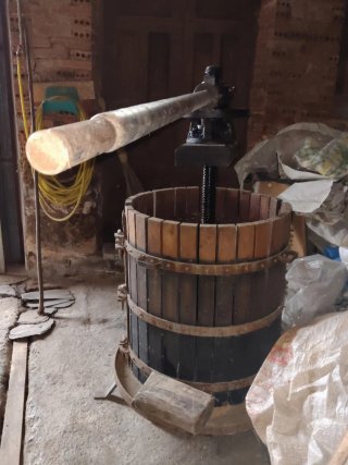 Prensa de vino de madera y husillo