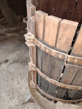 Prensa de vino de madera y husillo