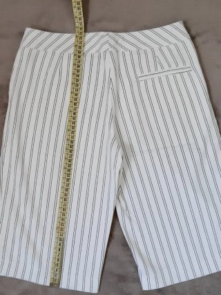 Bermudas blancas con rayas azules