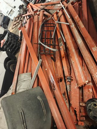 Estanterías metálicas y largueros de madera