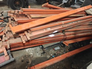 Estanterías metálicas y largueros de madera