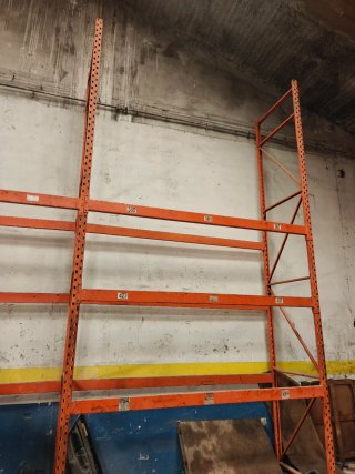 Estanterías metálicas y largueros de madera