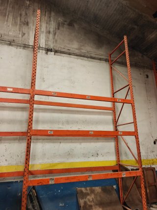 Estanterías metálicas y largueros de madera