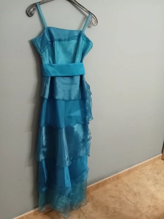 Vestido de fiesta azul con volantes + fular y lazo