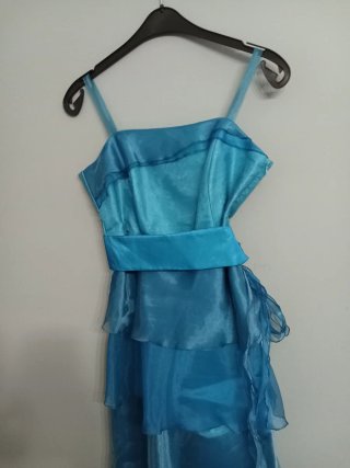 Vestido de fiesta azul con volantes + fular y lazo