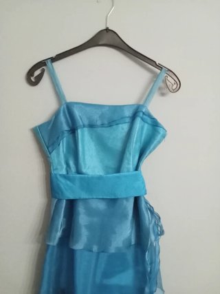 Vestido de fiesta azul con volantes + fular y lazo