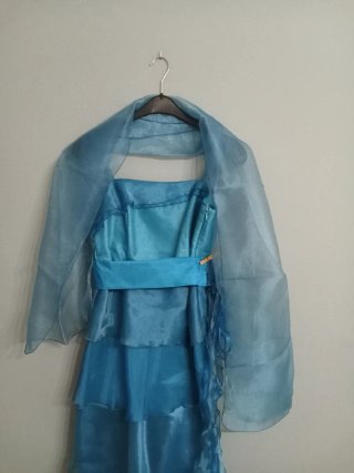 Vestido de fiesta azul con volantes + fular y lazo