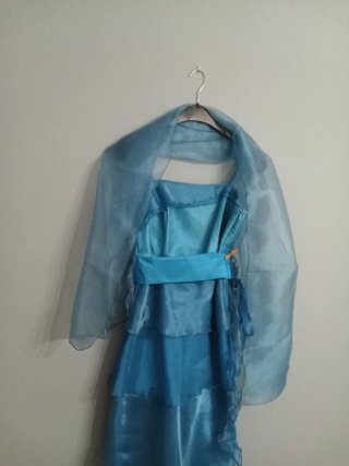 Vestido de fiesta azul con volantes + fular y lazo