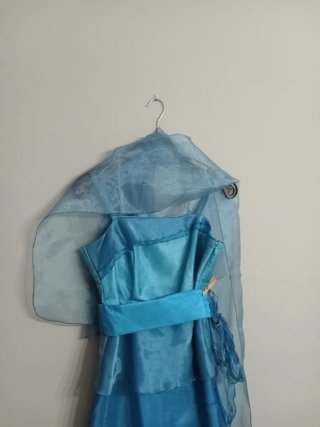 Vestido de fiesta azul con volantes + fular y lazo