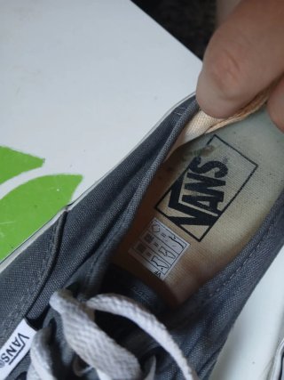 Zapatillas Vans grises y blancas