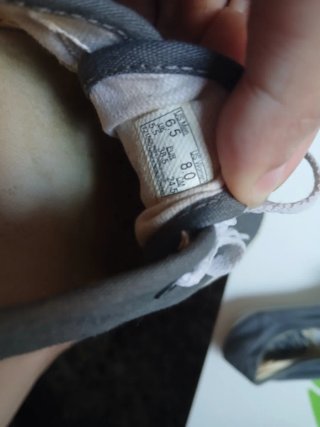 Zapatillas Vans grises y blancas