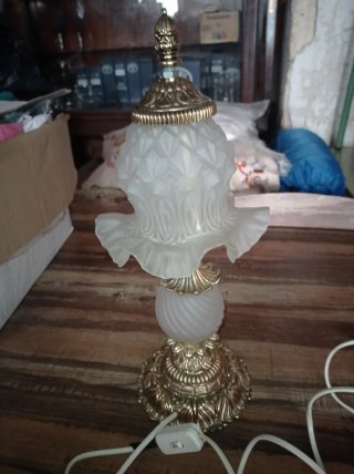 Lámpara de mesa dorada y blanca