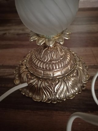 Lámpara de mesa dorada y blanca