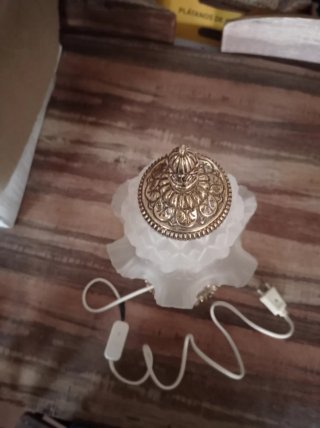Lámpara de mesa dorada y blanca