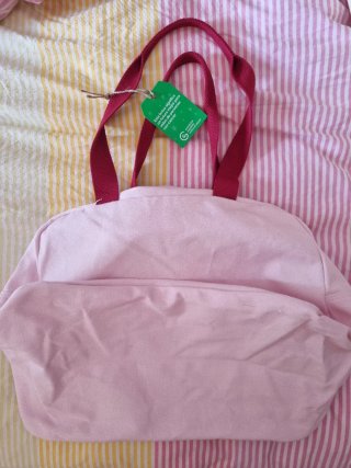 Bolsa de deporte rosa con diseño