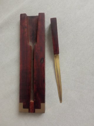 Abrecartas de madera con ancla dorada