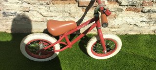 Bicicleta de equilibrio roja Banwood