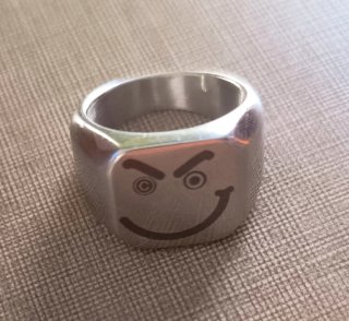 Anillo Acero Diseño Cara Sonriente de Bon Jovi
