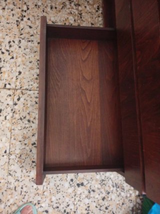 Mueble de madera marrón