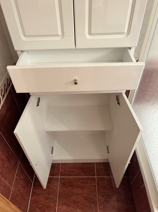 Mueble de baño blanco de madera