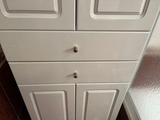 Mueble de baño blanco de madera