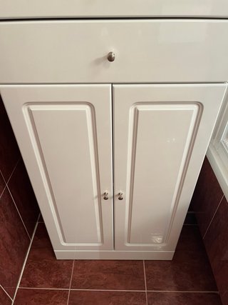 Mueble de baño blanco de madera