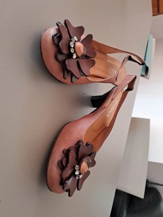 C-doux Zapatos de fiesta con flor y bisutería