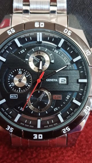 Reloj de pulsera plateado y negro para hombre