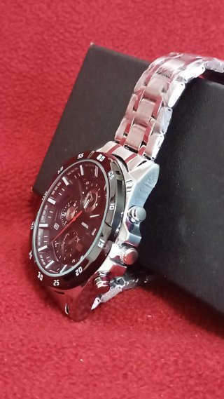 Reloj de pulsera plateado y negro para hombre